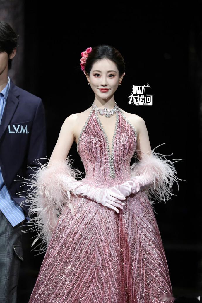 祝绪丹 人比花娇祝绪丹粉裙鲨疯了✨又甜又娇闪着光，红毯颜值顶流，根本看不够！ 