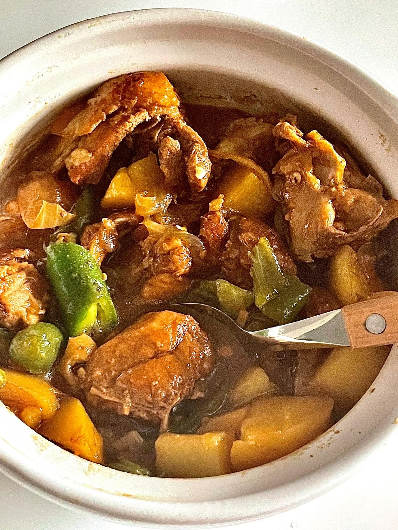 鸡肉料理，巨好吃的黄焖鸡，酱汁拌饭一绝
黄焖鸡是我最喜欢点的外卖；软软的鸡肉 还