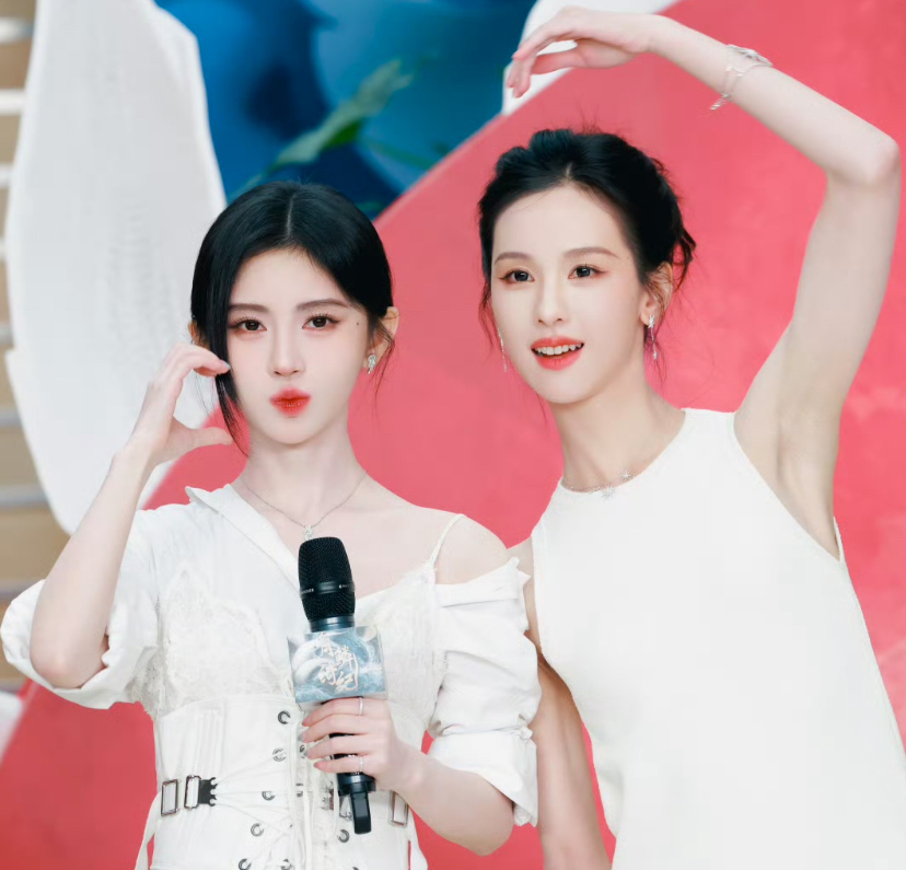 鞠婧祎和陈都灵一起参加活动，论颜值是真的没输但是回回穿的都是拖地长裙，估计裙子下