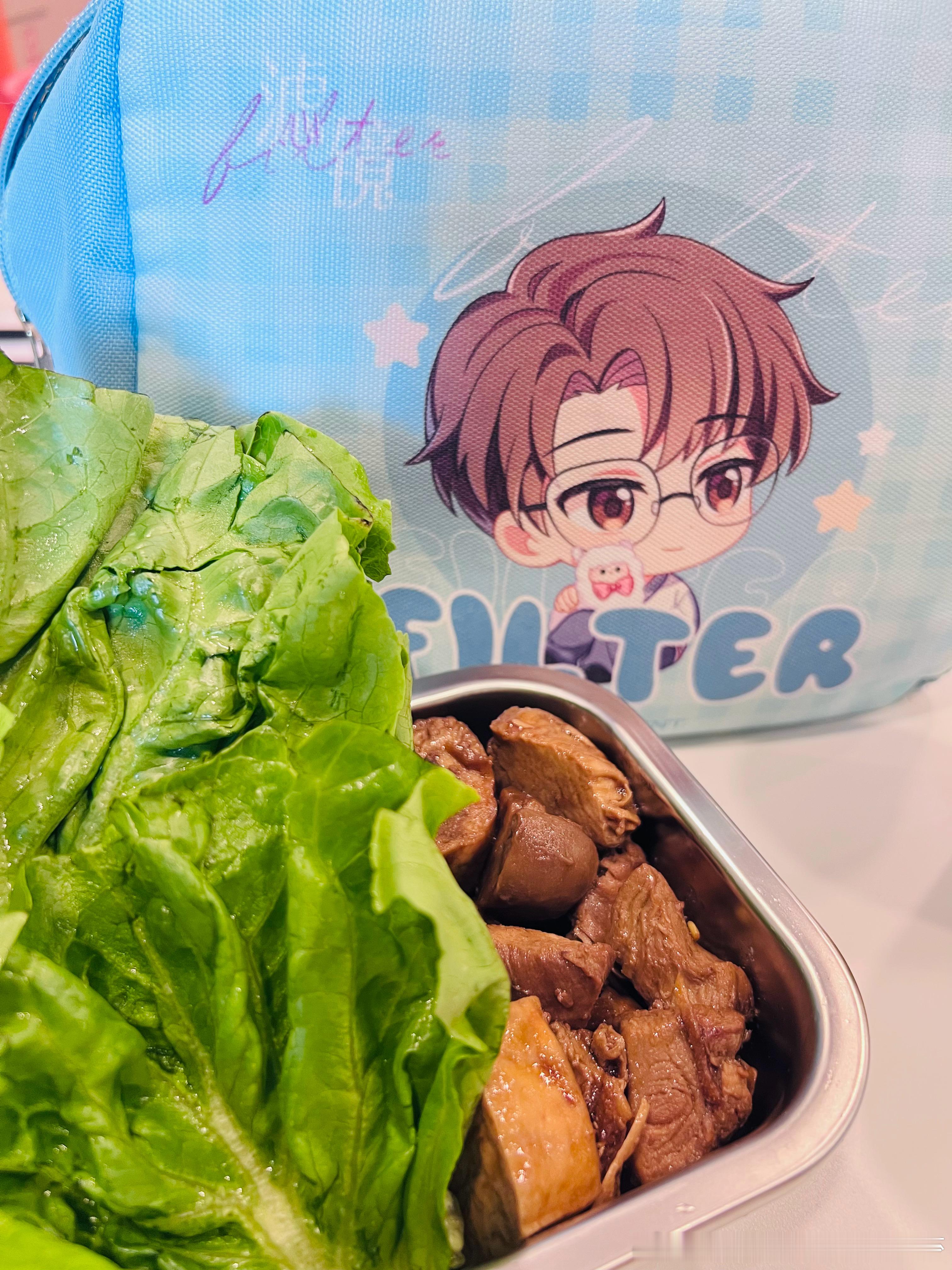 每日一餐分享  每日一餐分享 今天吃妈妈做的便当～麻油鸡和生菜