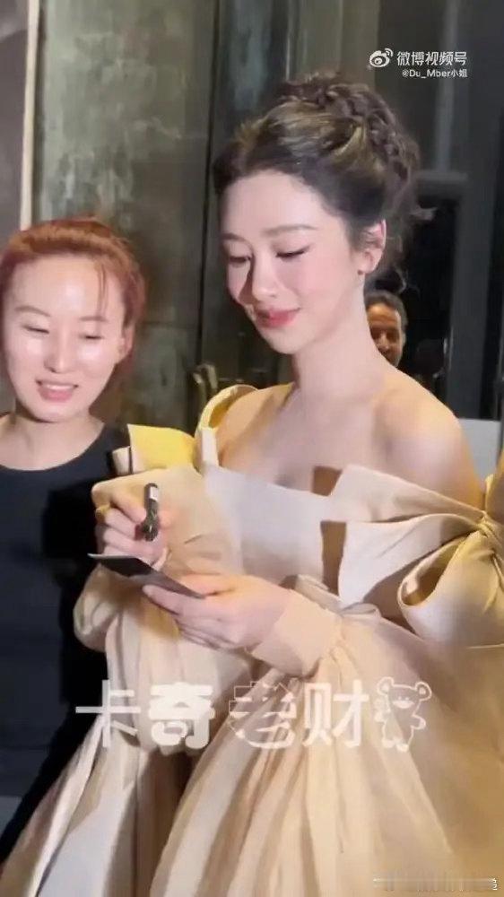 杨紫戴了顶2000万的钻冕，拍照不到5分钟。海瑞温斯顿“绝代风华”系列，祖母绿耳