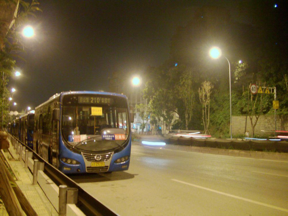 2011年在重庆沙坪坝区特钢花园一带拍到公路边停放的210路公交车，这是收班后停
