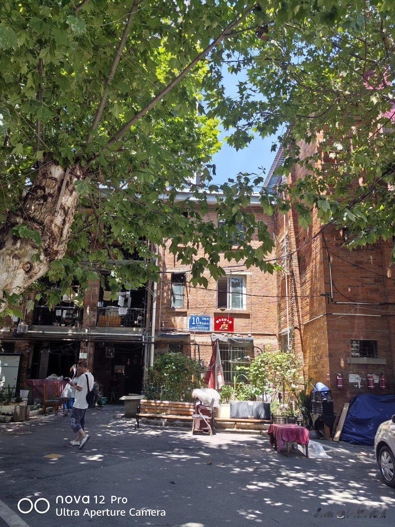 跃进路二零四旧楼
 
一九八三年，我跟着父亲从涪江中游一县城迁居绵阳跃进路二〇四