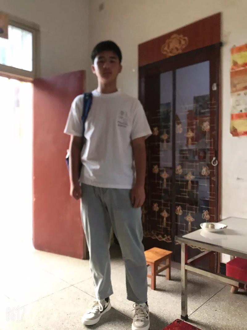开考前几天心里就开始悬着，反复检查文具、准考证，夜里总忍不住胡思乱想，怕孩子紧张