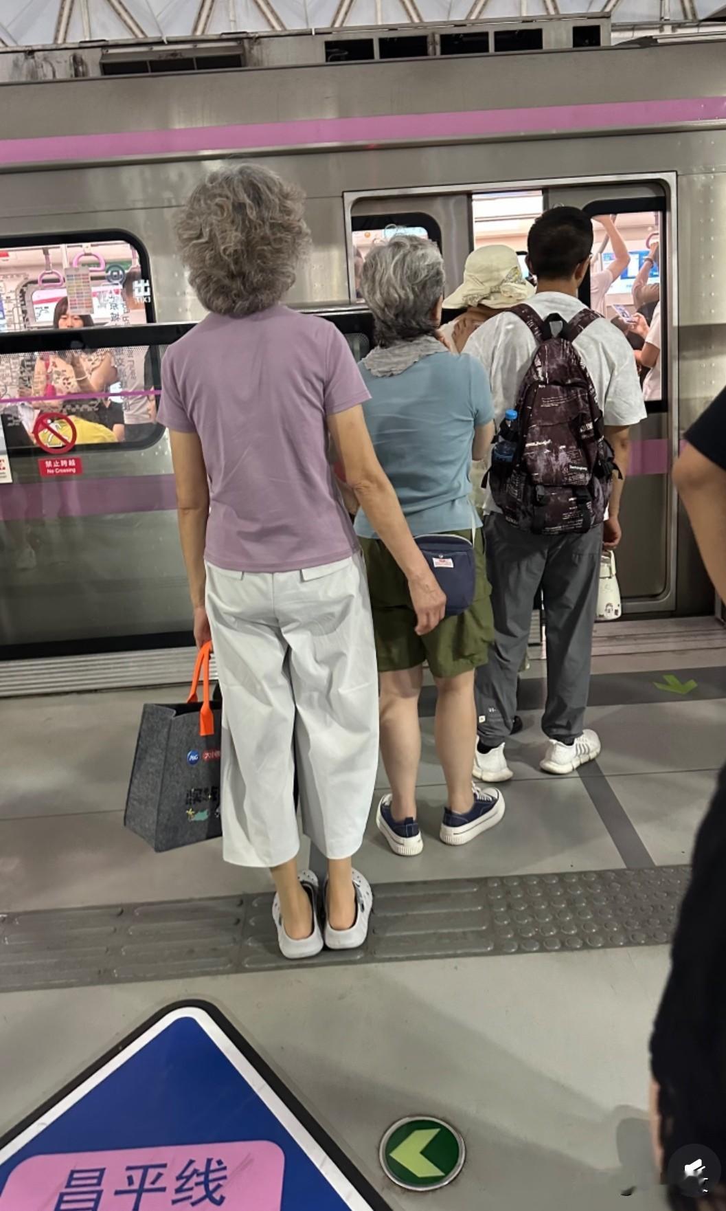 大姨第一次来北京穿凉拖。
我劝了好久她才肯穿。
大姨年轻时标准的大美女，身边有很