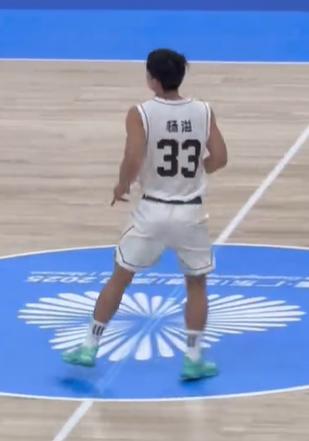 杨溢在U19全国青年篮球联赛第一阶段对阵四川锦城队的比赛中半场8中5拿了17分，