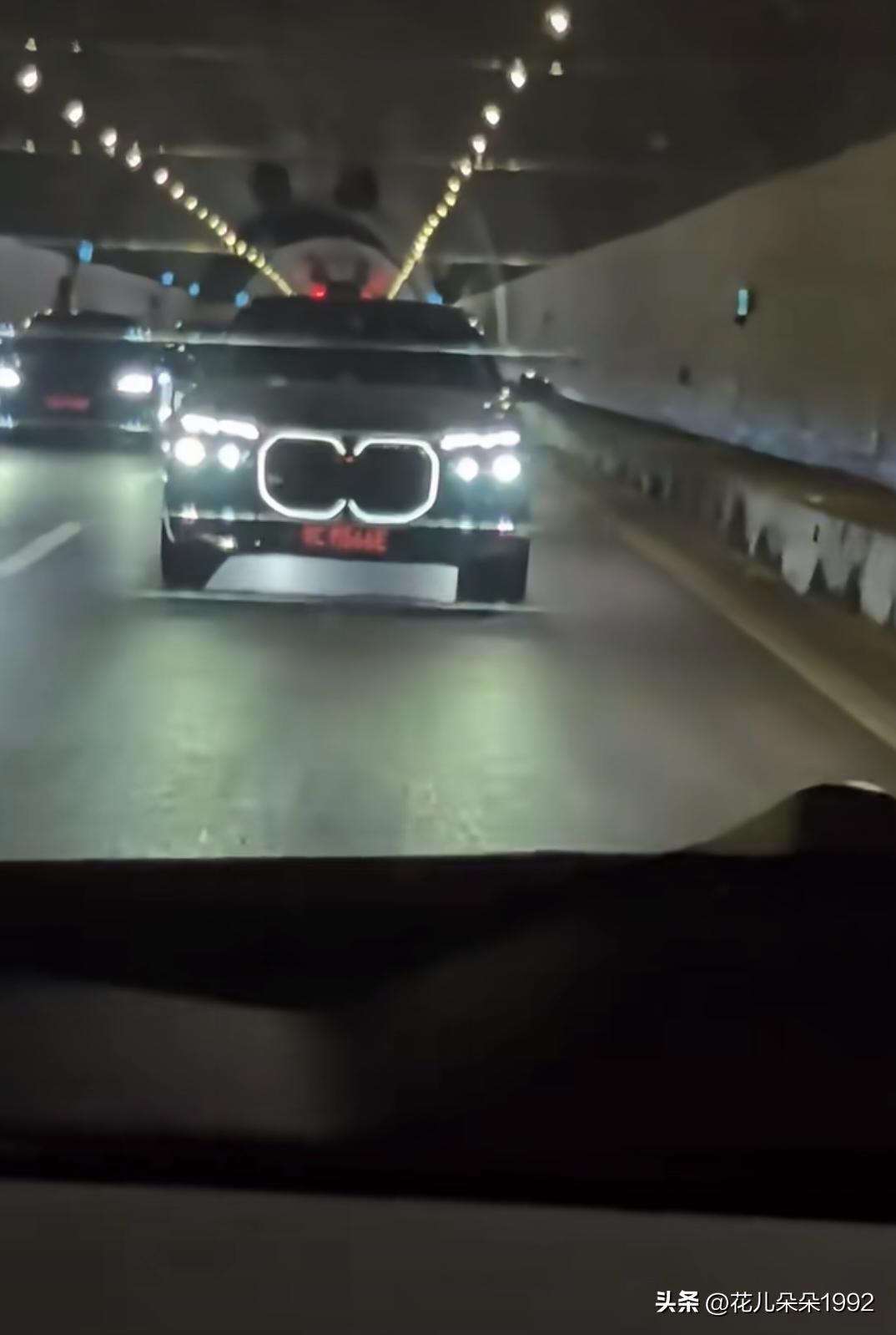 后面一个大猪跟了我一路，在隧道里我时不时往后看一下他的大鼻孔，太搞笑了。
   