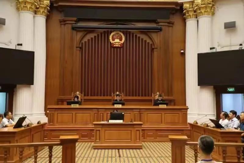 还记得之前闹得沸沸扬扬的“羽毛球馆踩猫绊倒致伤残”案吗？当时一审判决出来，投喂者