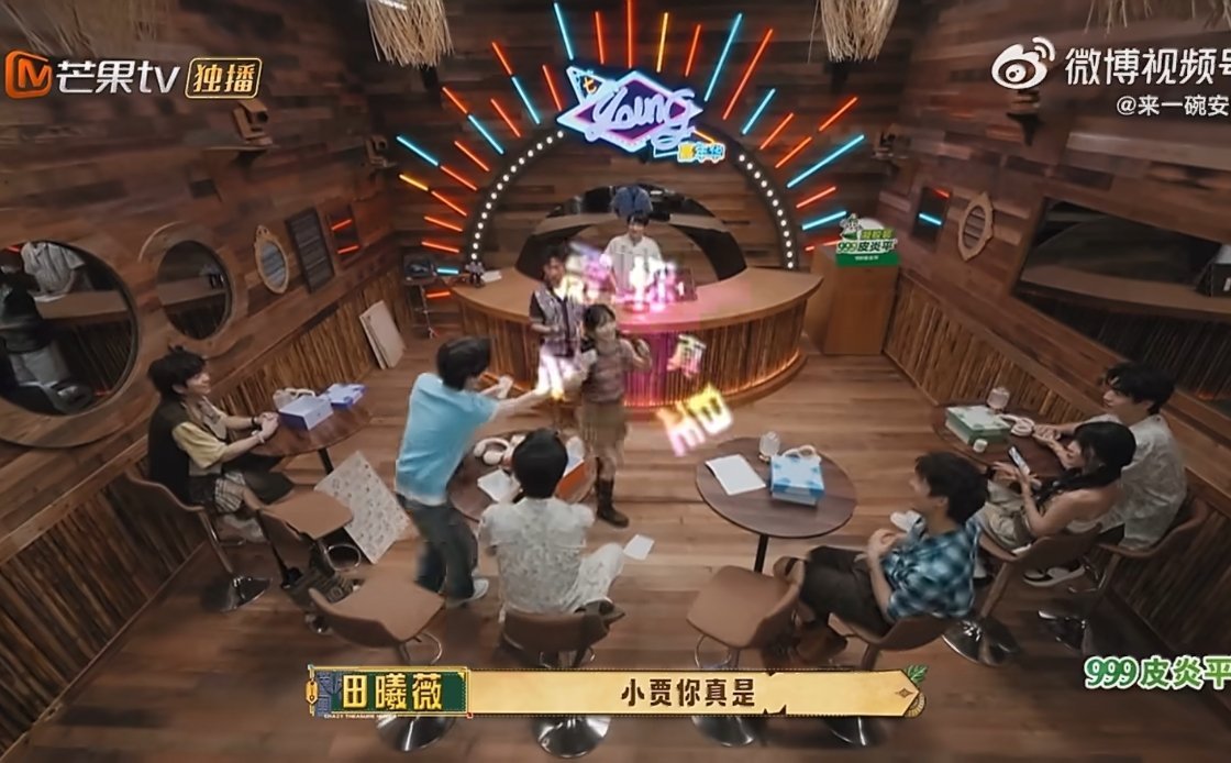 田曦薇对黄明昊撒娇田曦薇对着黄明昊软乎乎撒娇，一整个甜度暴击，小贾被哄得没一点脾