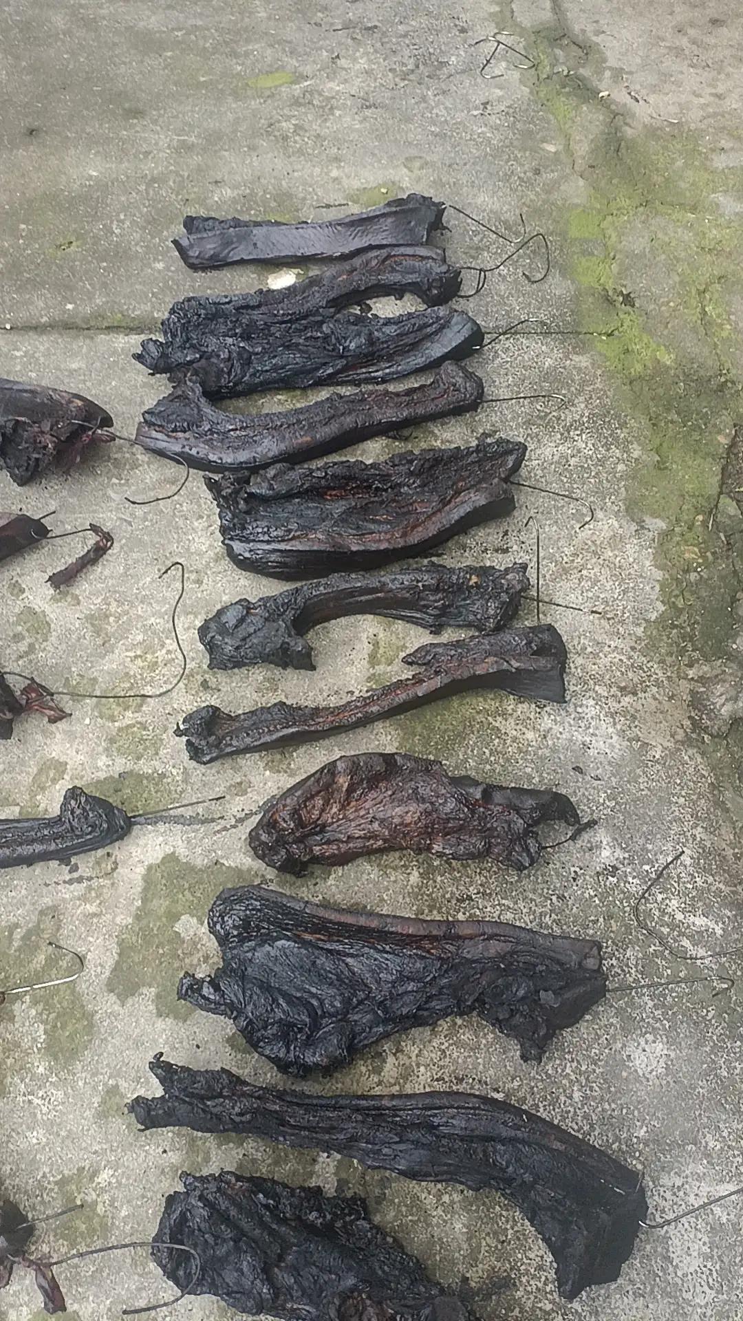 去年的年猪，熏的腊肉，今天下坑了，熏了60天以上[呲牙][呲牙]，洗干净吹干水费