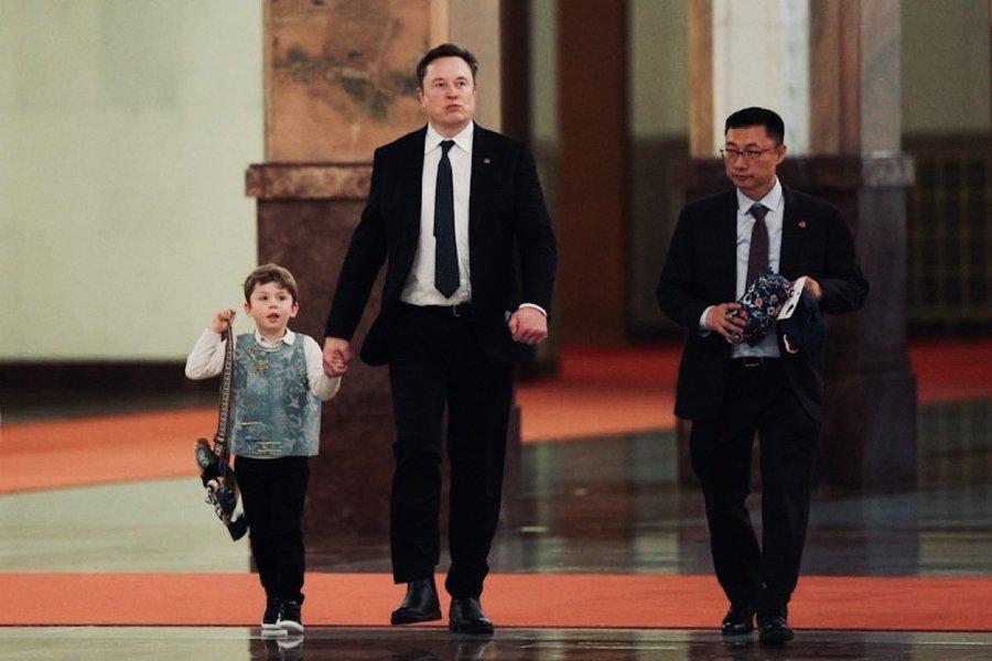 出生即天花板， 马斯克带着久违的儿子小X闯人民大会堂，他明显长大了，身穿锦绣祥云