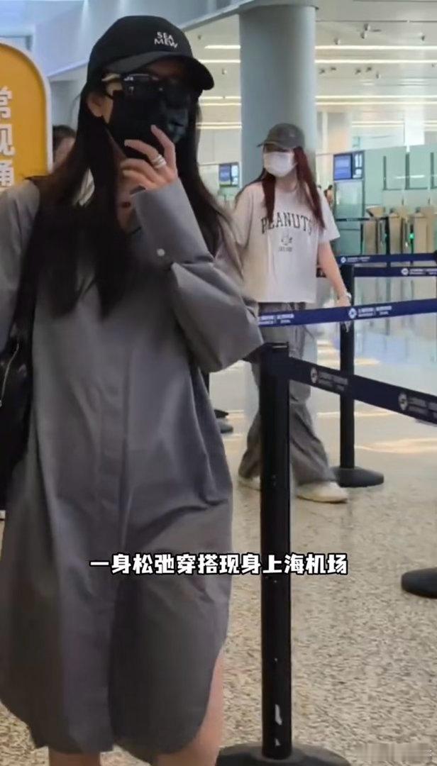 王鸥官宣独自养女后首次现身王鸥官宣独自养女之后首度公开现身上海机场✨一身松弛感穿