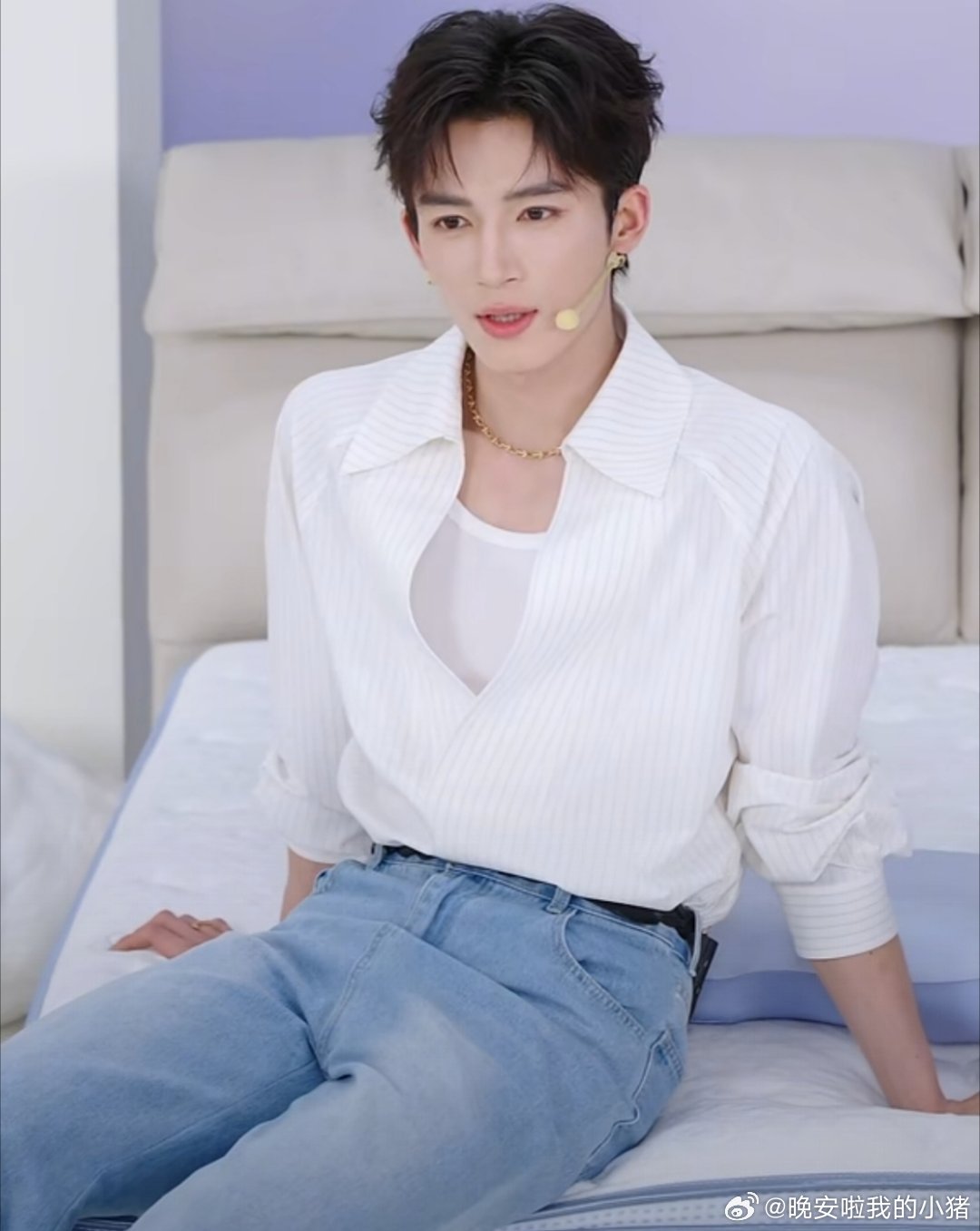 王星越直播状态，眼睛亮亮的