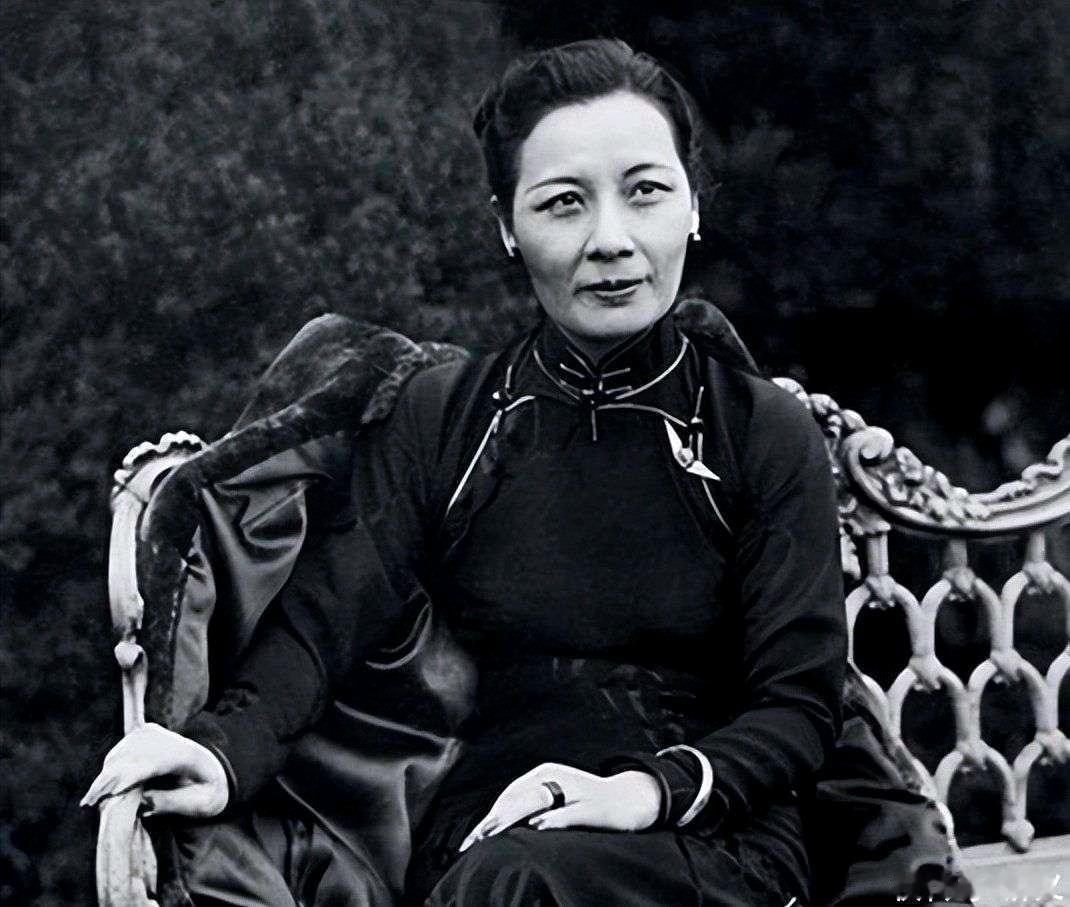 她是被蒋介石牵挂了一生的女人，1965年，周总理把她秘密送往台湾，蒋介石和宋美龄