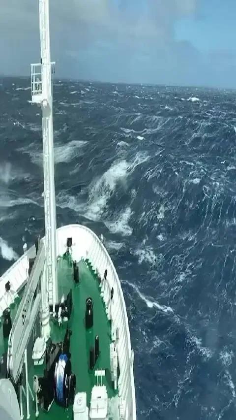 上联：浪高千层，不挡船行万里；
下联：？？？