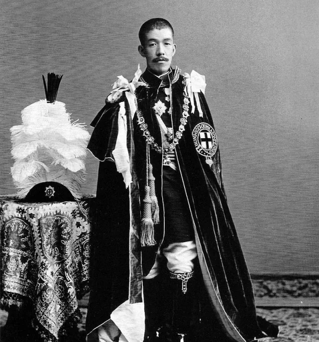 日本的傻子天皇，让日本国体尽失，却万民敬仰