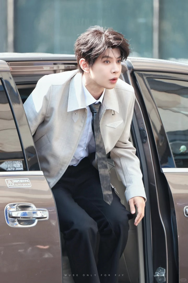 无限超越班今日开班无限超越班 开班了！从今天起，角色是他们的战场，舞台是他们的答