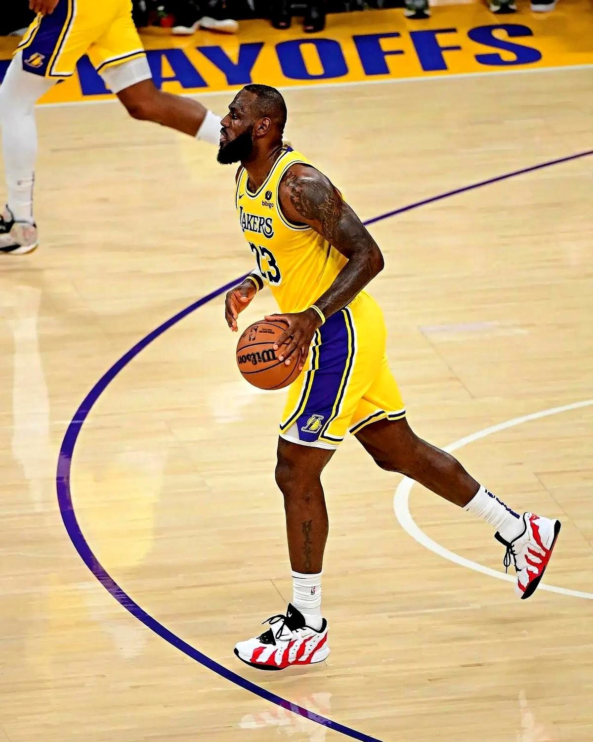 他虽然体力下降

41岁的詹姆斯还不想退役，目标藏都藏不住——就是冲总冠军！之前