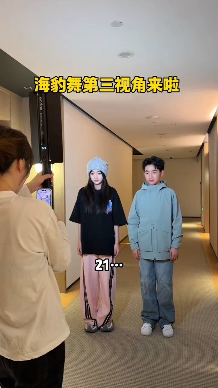 小朋友的过年问题能有多离谱我家小表妹今天噘着嘴说：“我不想去拜年，能不能在家看电