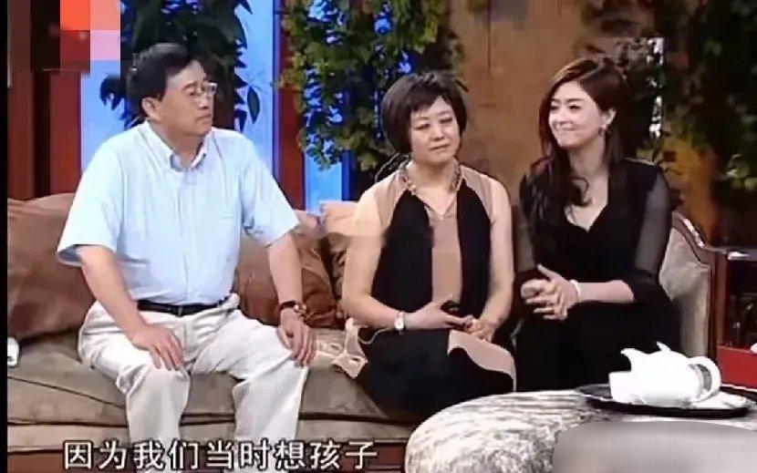 华妃的扮演者蒋欣带着爸爸妈妈一起上节目接受采访。一看到她父母，就觉得绝非普通人。