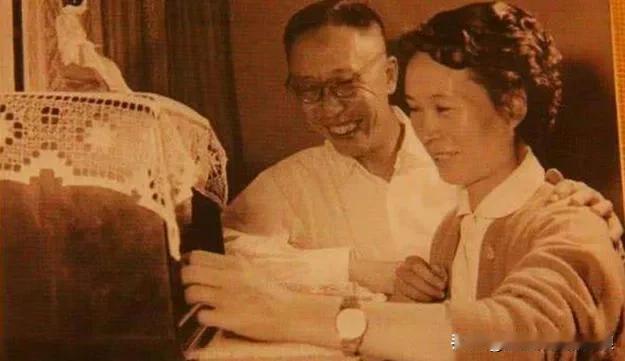 溥仪的最后一任妻子李淑贤也是个护士

在人民出版社编辑沙曾熙介绍下认识了溥仪

