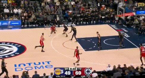 不止漏防——詹姆斯这回合在干嘛，谁能解释？
1、底线他的人不扑防（一步未进反退2