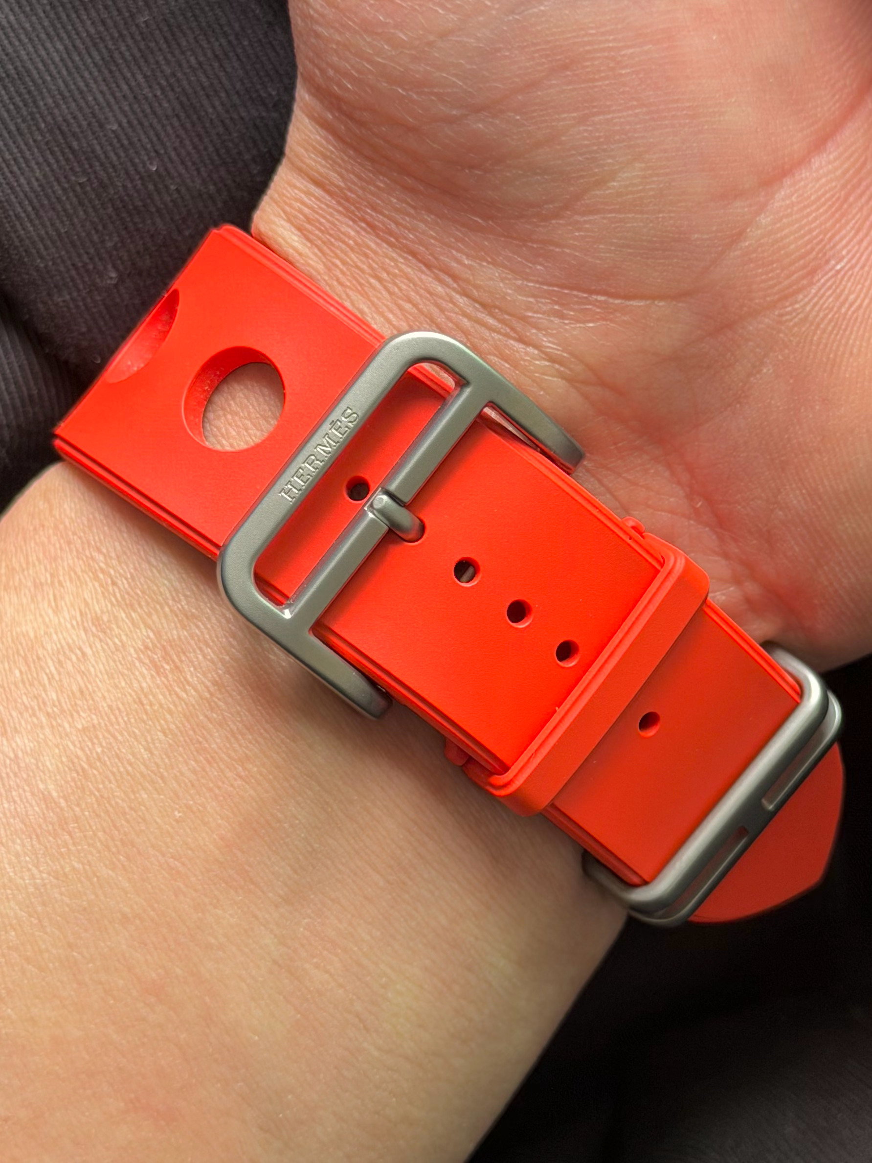 爱马仕推出了新配色 霓虹橙🧡 龙港·龙港市