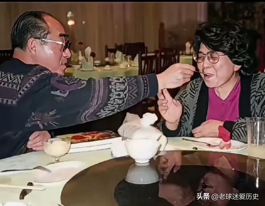 这张抓拍于宴会之上的老照片，定格了庄则栋与佐佐木敦子之间温情满满的瞬间。圆桌餐桌