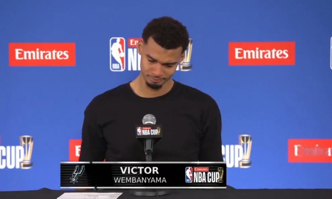 R.I.P！文班祖母今早在法国去世 文班坚持完赛 赛后伤心落泪文班亚马