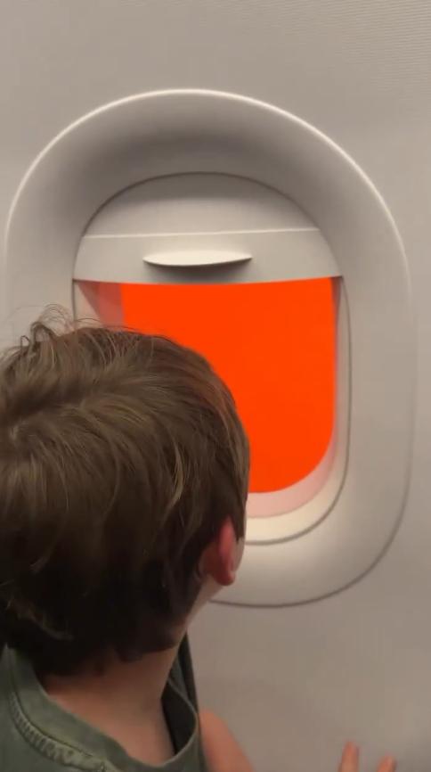 【这就是从鸟瞰视角看到的地狱景象：希腊又打开了一扇通往冥界的大门。 希腊遭遇强烈