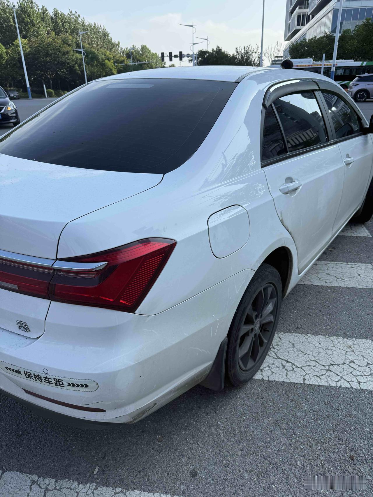 买那个牌子的车？首先电池得好，
打车一上车我问师傅“这车开的咋样”
师傅有点方言