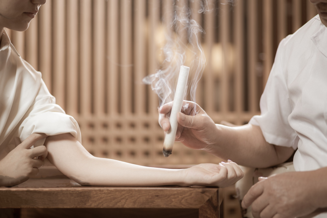 重点来了#秋分艾灸的常用穴位# 中医讲究“天人合一”。在秋分时节，根据节气的阴阳