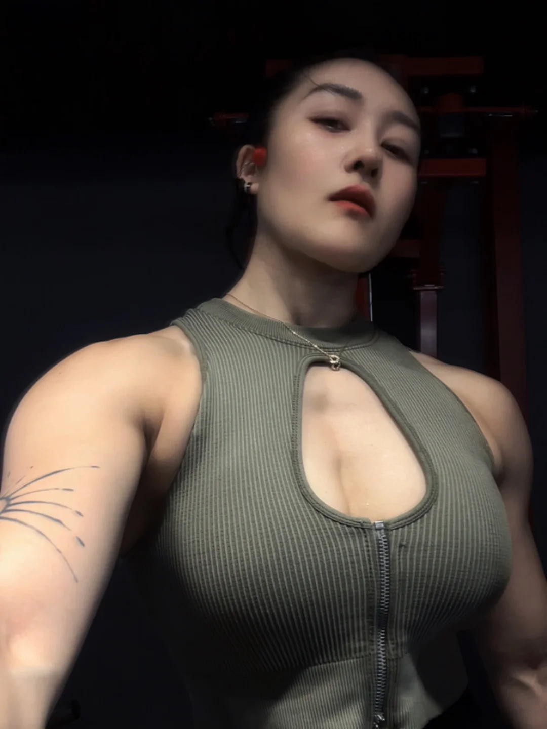 有情有义的女人，老天就应该为她奉上惺惺相惜的真感情和如日中天的前途。