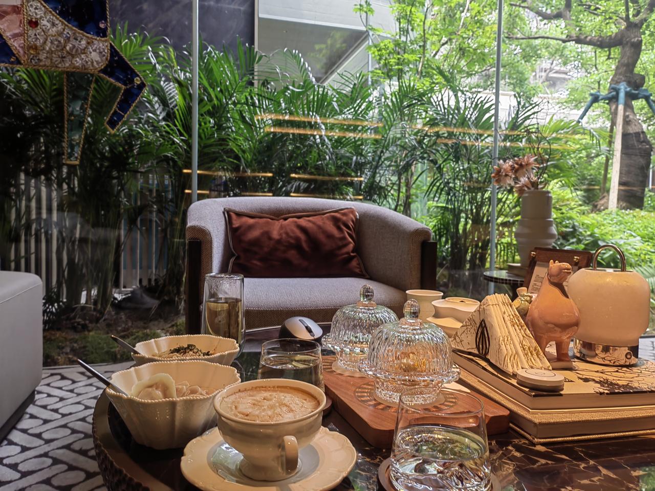 又下雨了，今年的雨真多啊。

像极了笑笑出生那年的夏天，也是这样的多雨，整个夏季