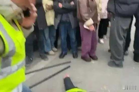 揪心！张家界45岁家长护学岗执勤2分钟突然倒地，经抢救无效身亡，官方一句“自愿参