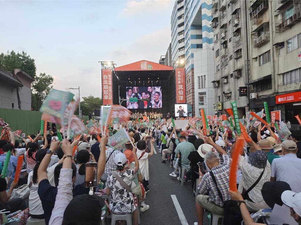 沈伯洋造势致词「天现圣光」？社群讽造神：回光返照
民进党台北市长参选人沈伯洋4日