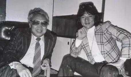 成龙没出名前第一次签约公司，双方约定的报酬是月薪3000港币、片酬3000港币，