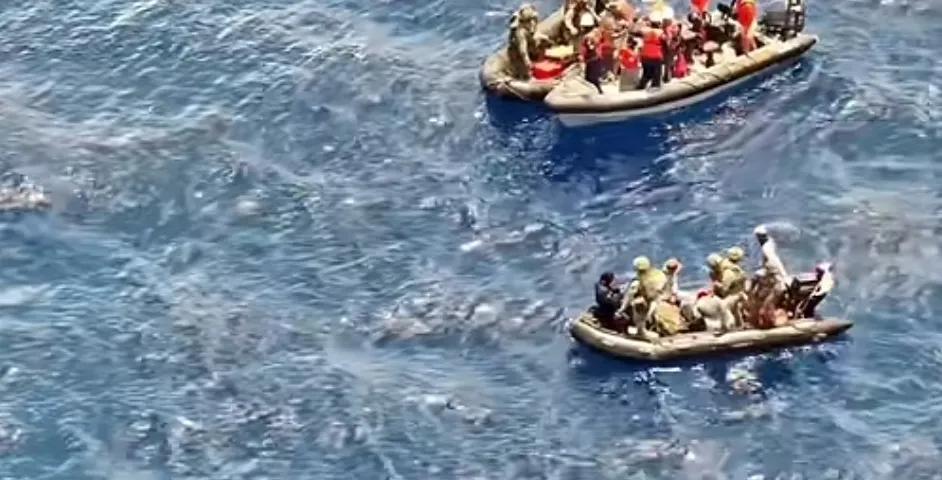 南海海警全程监控菲律宾仁爱礁海域“人道主义救援”菲方对峙中受伤人员。