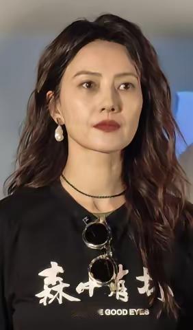 她是我的白月光呀
她怎么大变模样了，我记得以前的模样多美，如今生了孩子，没有以前