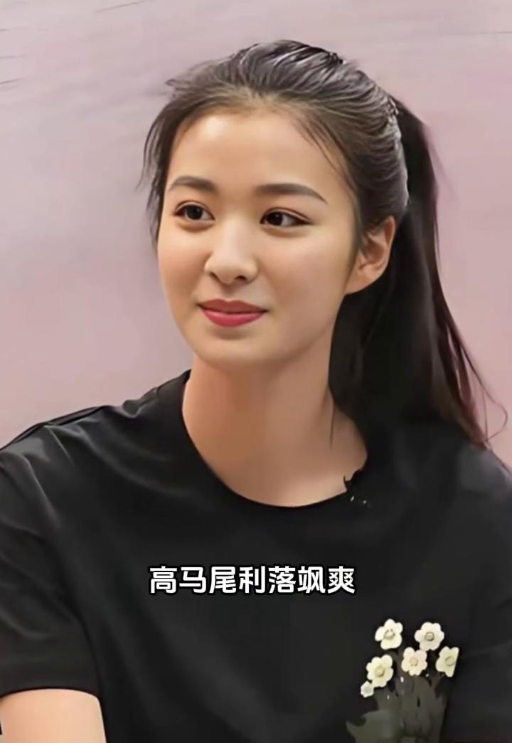 王楚然十九岁，黑衣绣花裹着纤细身姿，高马尾利落飒爽，稚气未脱的脸上盛满青春光彩，