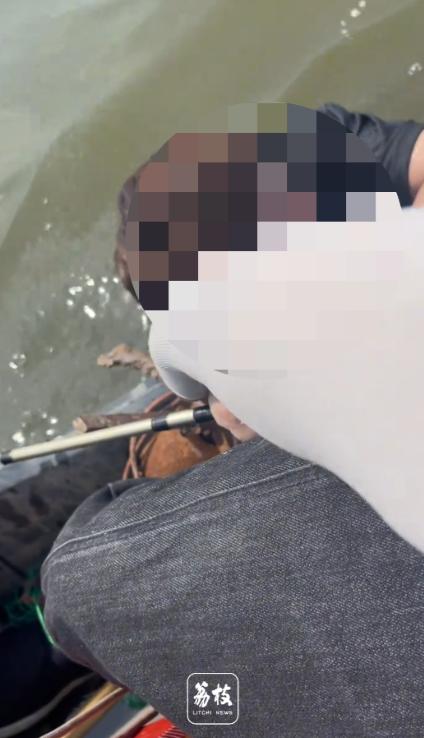 离谱！天津，男子钓鱼时救上来一名落水女孩，没想到，女孩的父亲赶到后，不但没有感谢