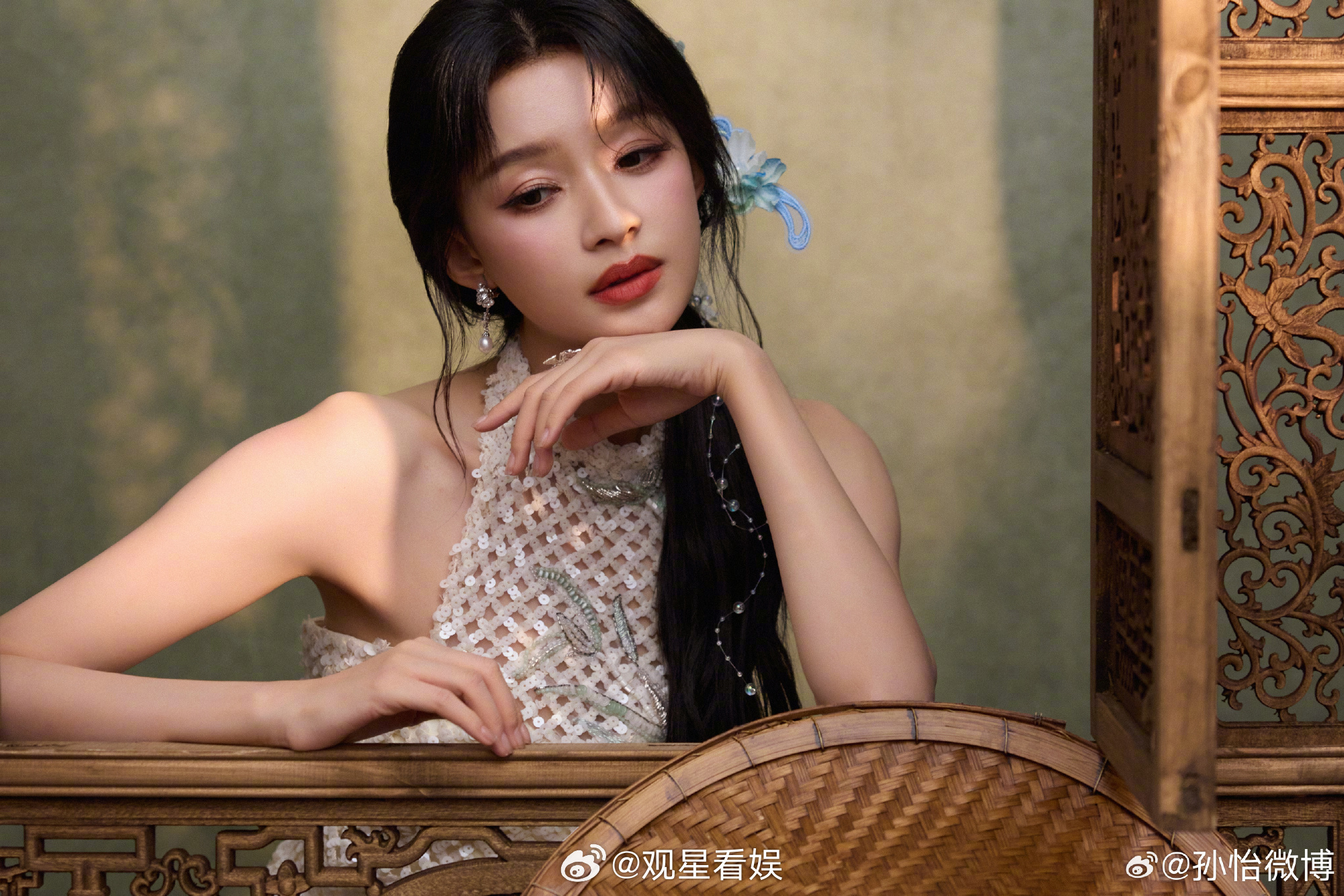 孙怡好仙孙怡好有冲击力的美貌简约礼服衬托原生美感，没有繁杂装饰，单凭五官气质就能