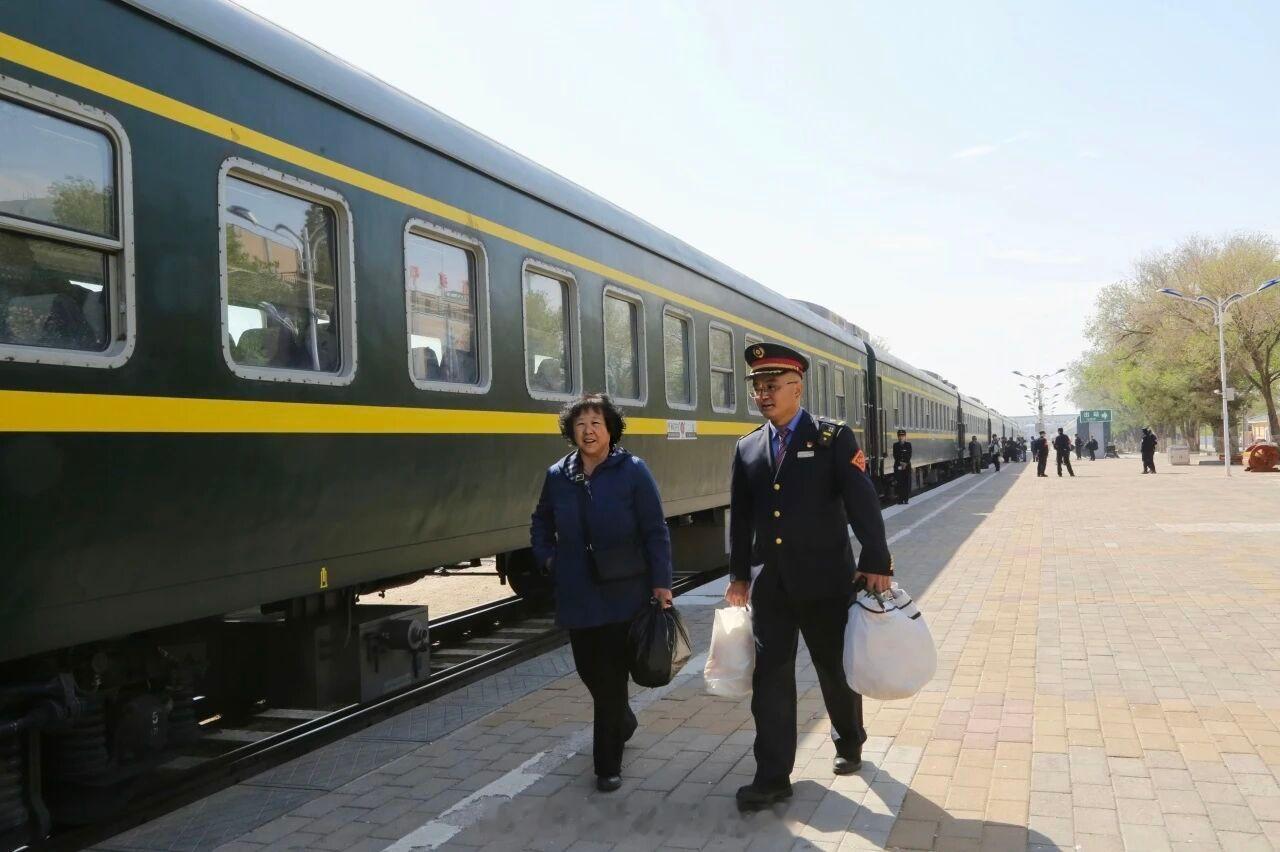 国铁头条【呼和浩特至二连浩特开行一站直达列车】5月29日起，为满足广大游客及市民