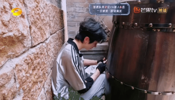 余承恩被垃圾桶腌入味也要拿加速王 余承恩上演垃圾桶极限生存，被猎人追得紧急避险，