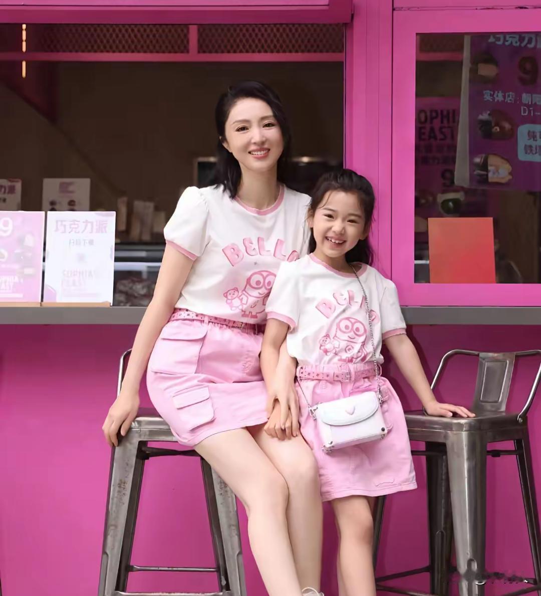 董璇保养的太好了，和女儿在一起不像母女。不仔细看还以为是姐妹，两个人长得太像了。