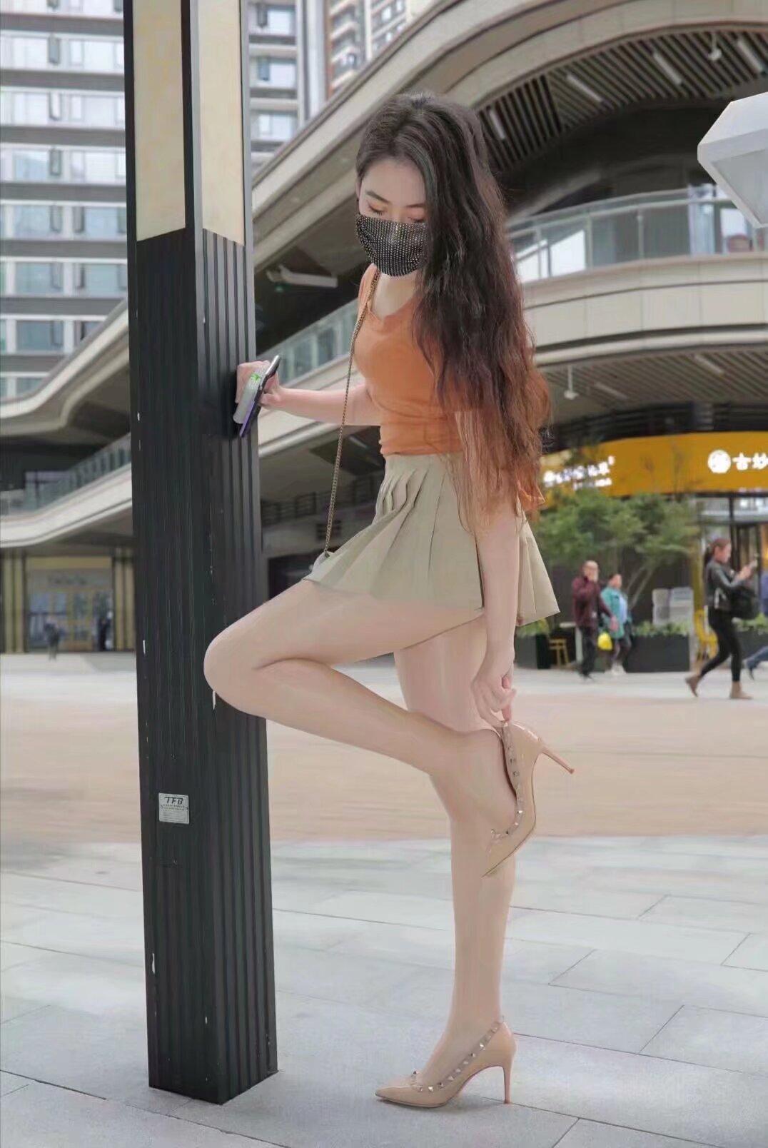 以前不相信一见钟情，直至我们相遇那一刻我在你眼中看到我们的未来斯人若彩虹，遇上方