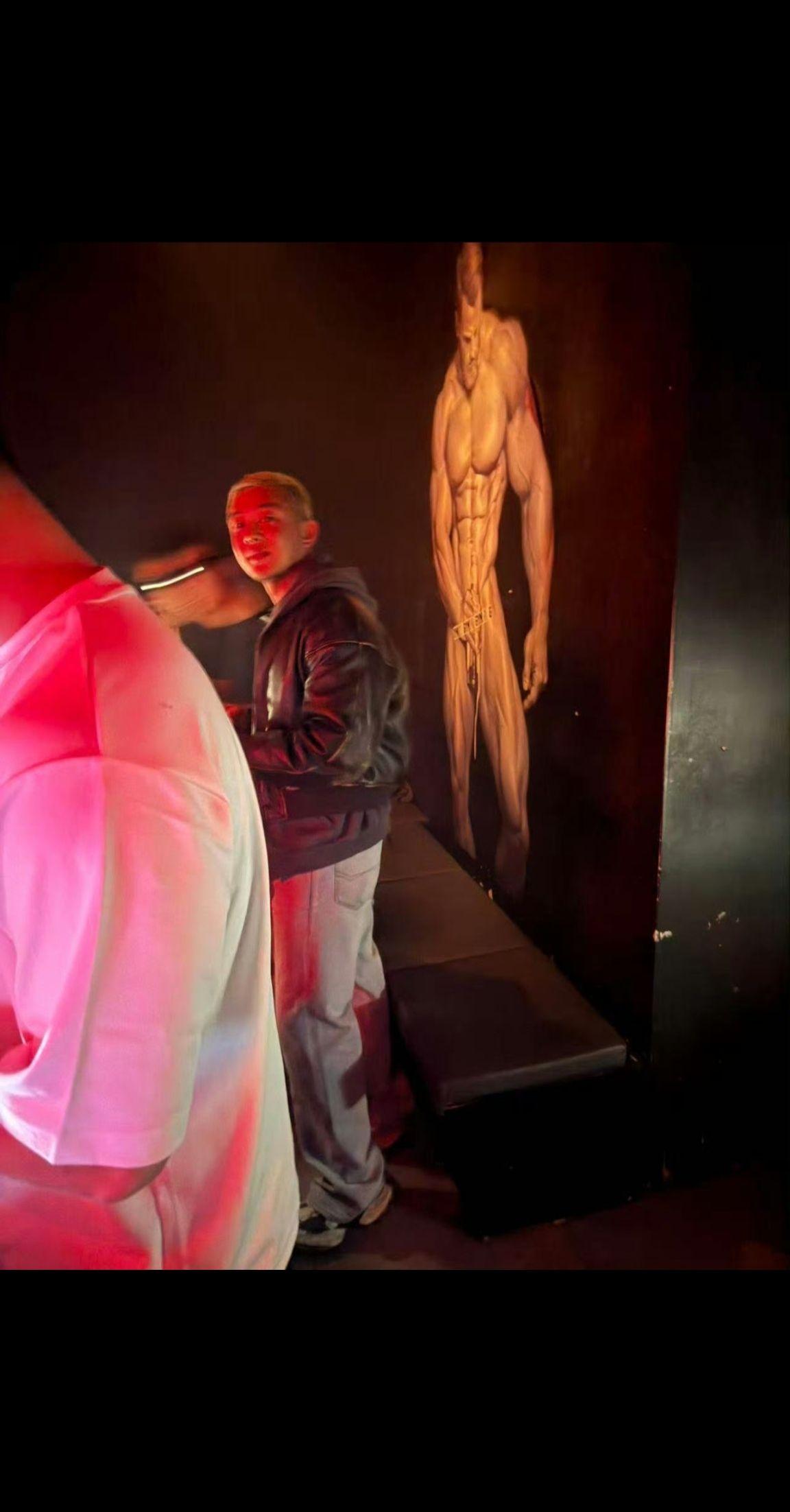 最新消息，2025年11月在韩国梨泰院遇到了刘亚仁，染着黄头发。谁能想...