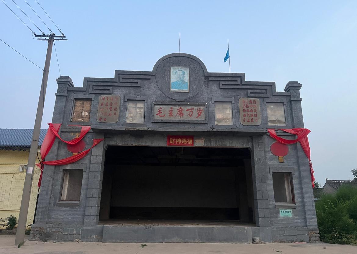 建于1969年的农村舞台，距今已有59年，保留了原汁原味的时代风格，这样的舞台建