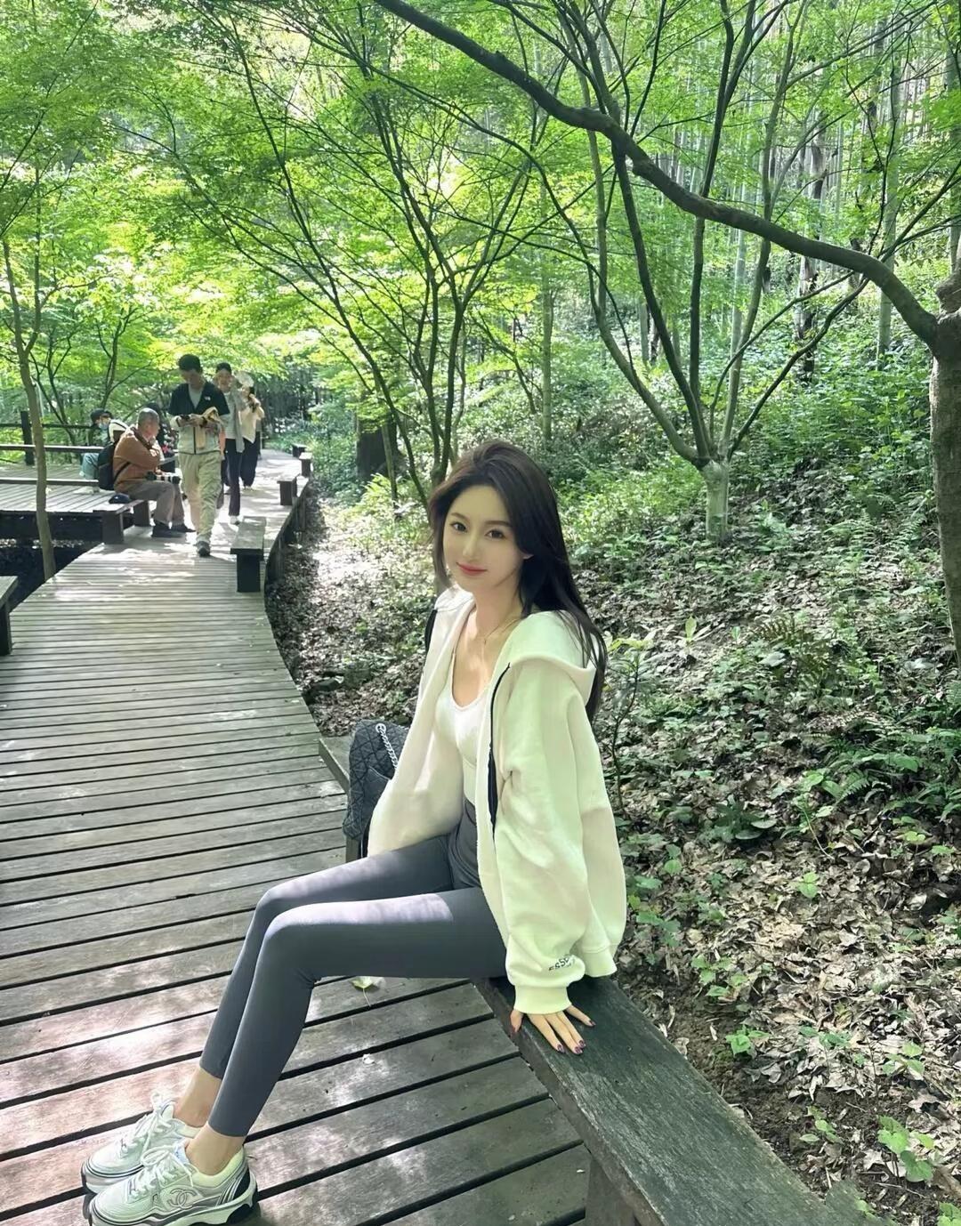 森林小径上的清新自拍，自然与时尚的完美结合！🌳📸