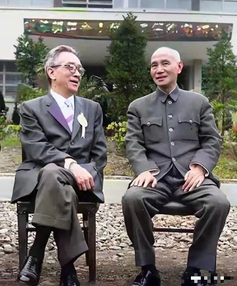 58年，蒋介石和胡适的合影，注意看两人的坐姿，有些耐人寻味！ 